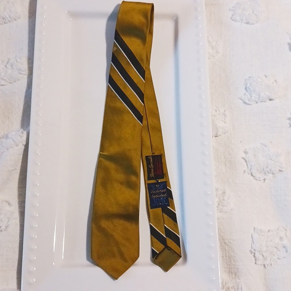 Elegant Gold Striped Tie